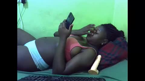 Snapshot of curvy_corazon1 chatting on October 21, 6:25 am curvy_corazon1 online show from October 21, 6:25 am