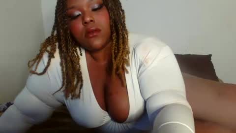 Snapshot of curvybcelinemixe chatting on December 21, 7:24 am Cline  online show from December 21, 7:24 am
