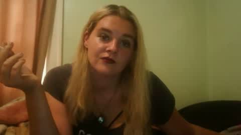 Snapshot of curvymom2025 chatting on October 18, 8:42 pm curvymom2025 online show from October 18, 8:42 pm