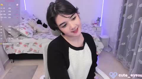 Snapshot of cute_eyess chatting on October 16, 10:33 pm Cute online show from October 16, 10:33 pm
