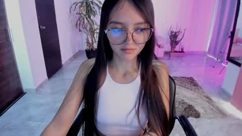 Snapshot of cute_fox_1 chatting on April 18, 3:27 pm Bella Fox online show from April 18, 3:27 pm