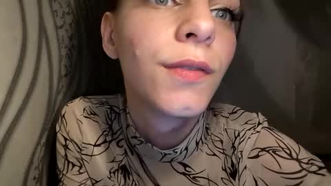 cute_foxis online show from June 16, 9:17 pm