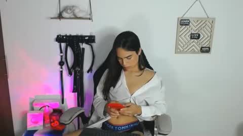 Snapshot of cute_horny12 chatting on January 24, 9:17 am Cute horny1 online show from January 24, 9:17 am