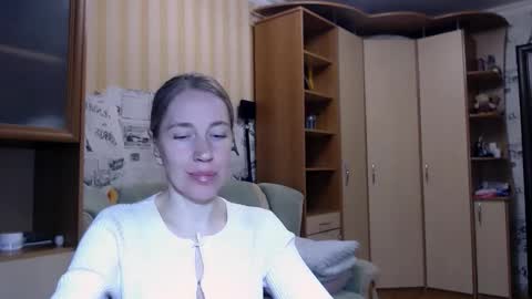 cute_lion_ online show from April 10, 7:18 pm