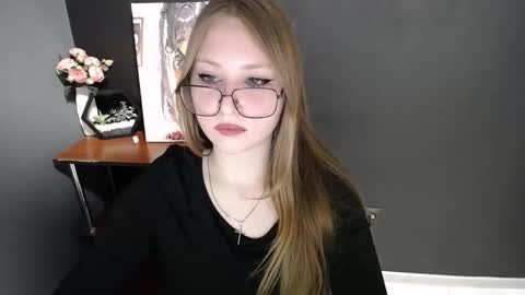 Snapshot of cute_minx chatting on March 4, 9:37 am Veronica online show from March 4, 9:37 am