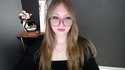 Snapshot of cute_minx chatting on March 5, 7:37 am Veronica online show from March 5, 7:37 am
