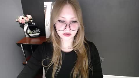 Snapshot of cute_minx chatting on March 9, 7:23 am Veronica online show from March 9, 7:23 am