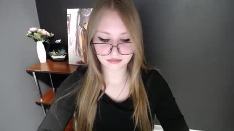 Snapshot of cute_minx chatting on March 13, 7:59 am Veronica online show from March 13, 7:59 am