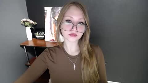 Snapshot of cute_minx chatting on March 16, 7:12 am Veronica online show from March 16, 7:12 am
