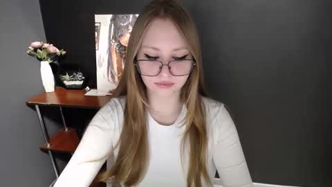 Snapshot of cute_minx chatting on March 19, 7:23 am Veronica online show from March 19, 7:23 am