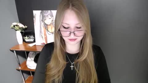 Snapshot of cute_minx chatting on April 2, 6:55 am Veronica online show from April 2, 6:55 am