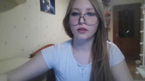 Snapshot of cute_minx chatting on April 5, 5:43 pm Veronica online show from April 5, 5:43 pm