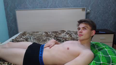 Snapshot of cute_oliver chatting on January 25, 8:10 pm Oliver online show from January 25, 8:10 pm
