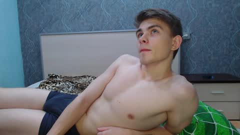 Snapshot of cute_oliver chatting on February 1, 4:46 am Oliver online show from February 1, 4:46 am