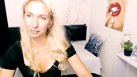 cute_smile_shy online show from August 4, 9:06 pm