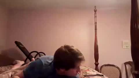 Snapshot of cuteboii29 chatting on February 20, 2:40 am cuteboii29 online show from February 20, 2:40 am