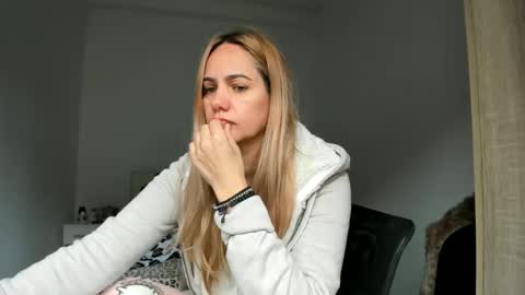 Snapshot of cutehana chatting on October 2, 6:53 am MADY online show from October 2, 6:53 am