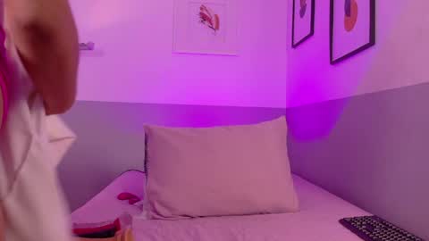 cutepetitee online show from April 10, 10:47 pm