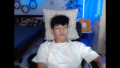 Snapshot of cutie_cumshow chatting on December 19, 8:21 am Neil Taylor online show from December 19, 8:21 am