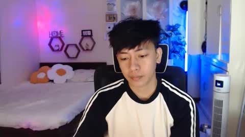 Snapshot of cutie_cumshow chatting on January 8, 6:43 pm Neil Taylor online show from January 8, 6:43 pm