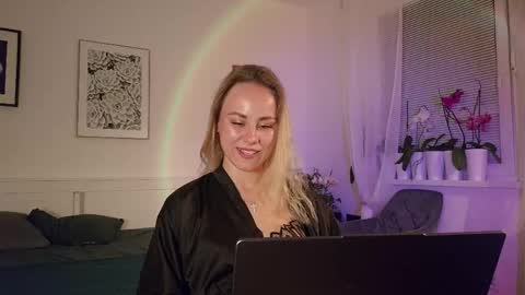 cutie_xoxo_ online show from April 28, 9:09 pm