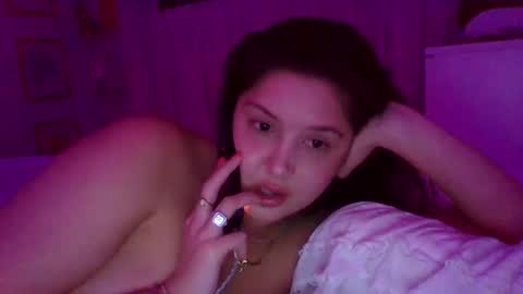 Snapshot of cutieoggg420 chatting on December 24, 3:49 am Cutieoggg420 online show from December 24, 3:49 am