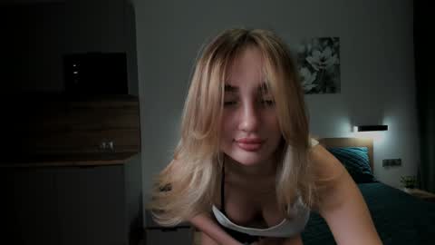 CuttieChloe online show from December 18, 11:08 pm