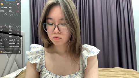 Snapshot of cwenecollins chatting on October 14, 8:26 am Akemi online show from October 14, 8:26 am