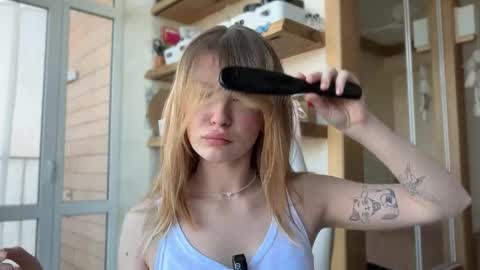 Im Emi streaming with my friend Reyna today online show from April 17, 11:24 am