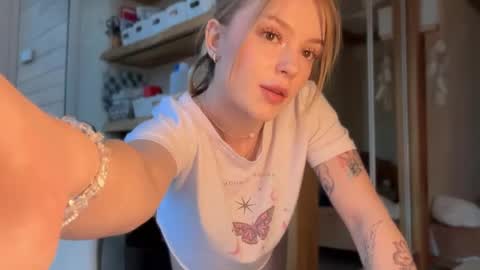 Snapshot of cyberl0ve_ chatting on April 24, 3:36 pm Im Emi streaming with my friend Reyna today online show from April 24, 3:36 pm
