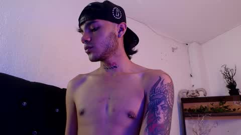 Snapshot of d4ni_king chatting on February 3, 6:51 am d4ni_king online show from February 3, 6:51 am