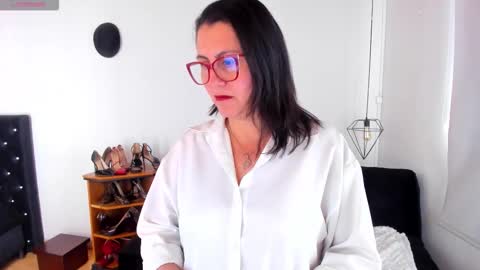 Mia  online show from October 26, 1:28 pm