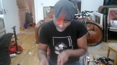 Snapshot of d_w_londonboy chatting on January 6, 6:20 pm d w londonboy online show from January 6, 6:20 pm