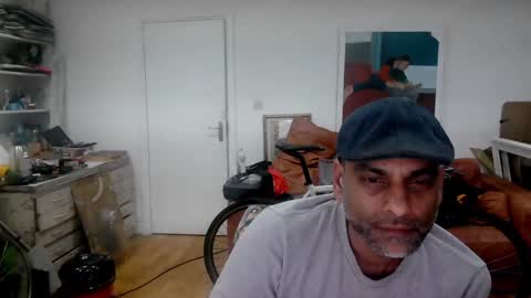 Snapshot of d_w_londonboy chatting on February 4, 1:02 am d w londonboy online show from February 4, 1:02 am