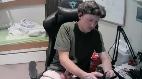 Snapshot of daddy__desires chatting on April 16, 7:42 am daddy__desires online show from April 16, 7:42 am