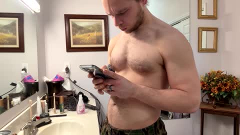 Snapshot of daddydaydrinkz chatting on December 25, 10:37 pm DaddydayDrinkz online show from December 25, 10:37 pm