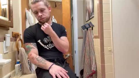 Snapshot of daddydaydrinkz chatting on November 3, 6:58 am DaddydayDrinkz online show from November 3, 6:58 am