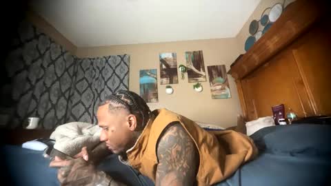 Snapshot of daddyjanimal chatting on April 25, 12:46 am sexy tatted king bbc online show from April 25, 12:46 am