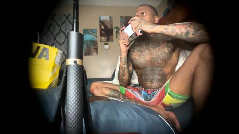 Snapshot of daddyjanimal chatting on May 21, 12:39 am sexy tatted king bbc online show from May 21, 12:39 am