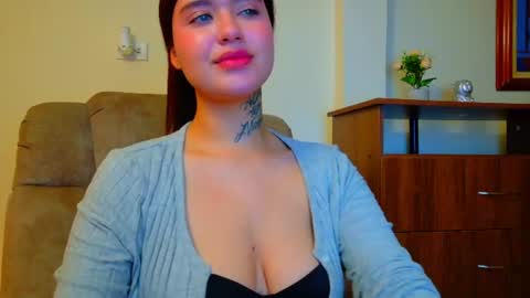 Snapshot of daddys_little_secrett chatting on June 13, 12:08 am Valen online show from June 13, 12:08 am