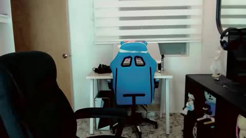 Snapshot of dae_lune chatting on February 8, 4:27 am dae_lune online show from February 8, 4:27 am