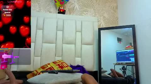 daffnelewis online show from April 9, 11:15 am