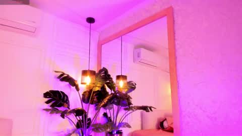 dafne_hillss online show from April 14, 11:16 am