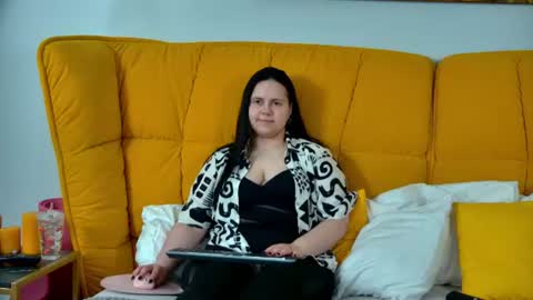 Snapshot of daisyharts chatting on June 23, 5:00 pm DaisyHarts online show from June 23, 5:00 pm