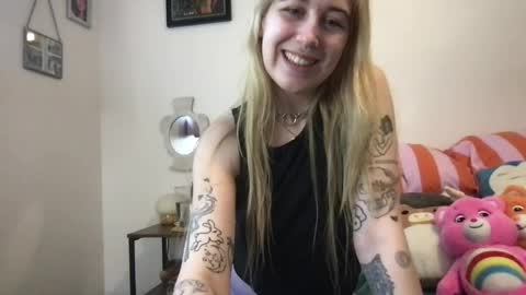 Snapshot of daisymynx chatting on March 25, 12:27 am daisymynx online show from March 25, 12:27 am