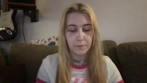 Snapshot of daisymynx chatting on March 30, 8:37 am daisymynx online show from March 30, 8:37 am