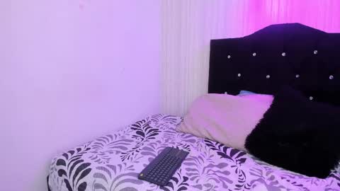 Snapshot of dakota_alice chatting on February 22, 4:18 am Dakota and Valerie online show from February 22, 4:18 am