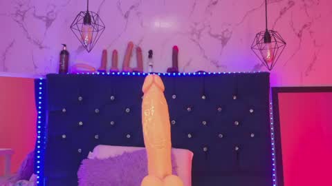 dakotaa_johnson online show from June 6, 6:23 pm