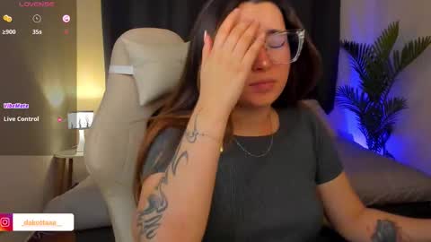 dakottaa__ online show from December 15, 11:42 pm