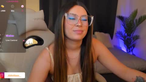 dakottaa__ online show from February 7, 11:41 pm